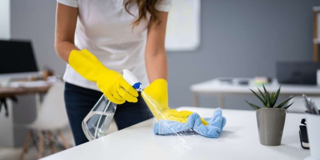 le Spray désinfectant multi-surfaces