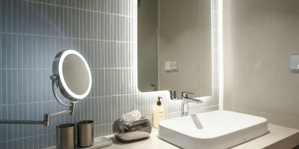un Miroir mural moderne