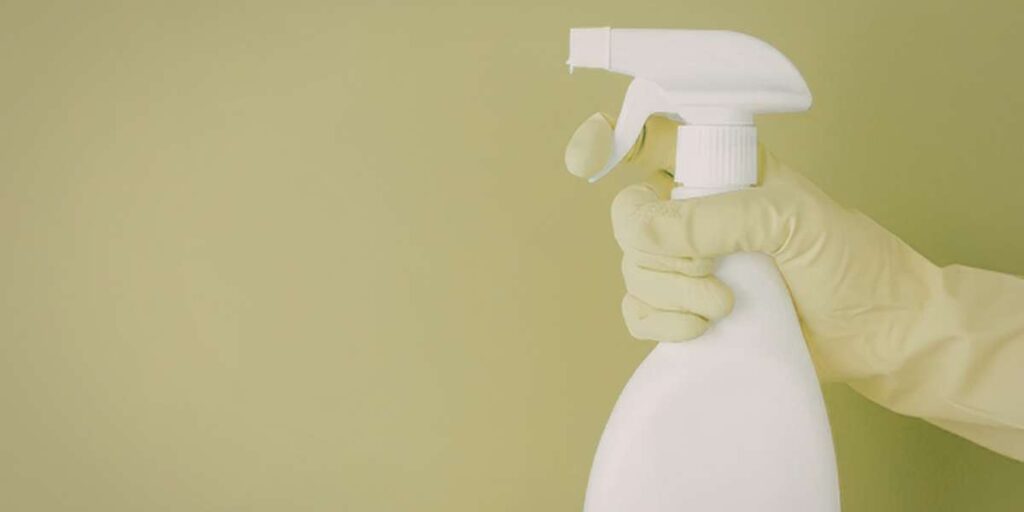 un Spray désinfectant multi-surfaces